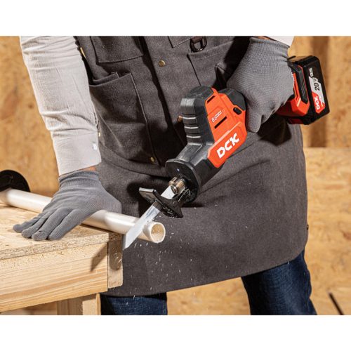 DCK Akkus szablyafűrész szénkefe nélküli 20 V (2 x 4,0 akku + töltő)