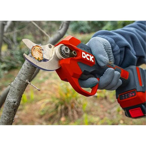  DCK Akkus metszőolló 35 mm szénkefe nélküli 20 V (2 x 2,0 Ah akku + töltő)